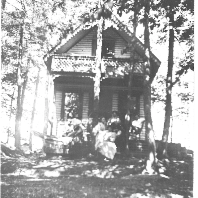 Lovely small cottage at Terrace Park, near Morristown, NY